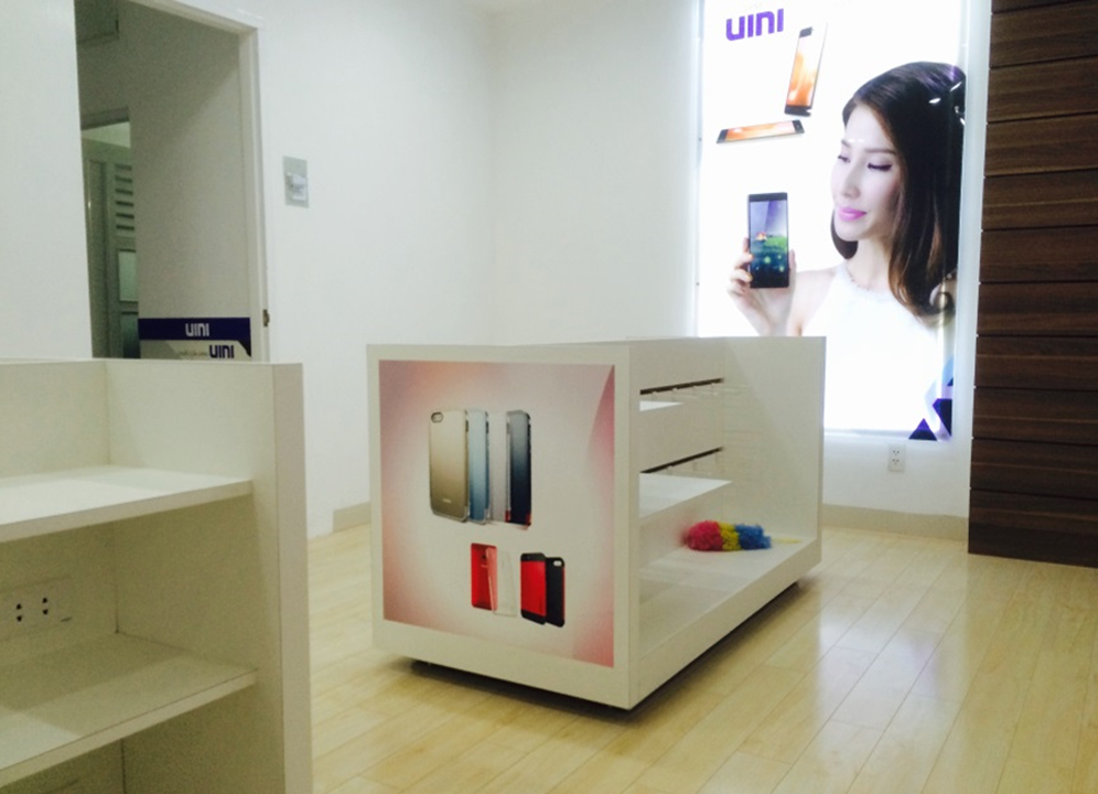 thiết kế nội thất cửa hàng điện thoại uimi